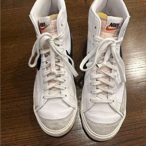 NIKE BLAZER MID ‘77 VINTAGE SIZE 9 (mens)